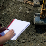 Excavation de terres polluées sur un chantier d'assainissement sous la surveillance d'un bureau d'études agréé